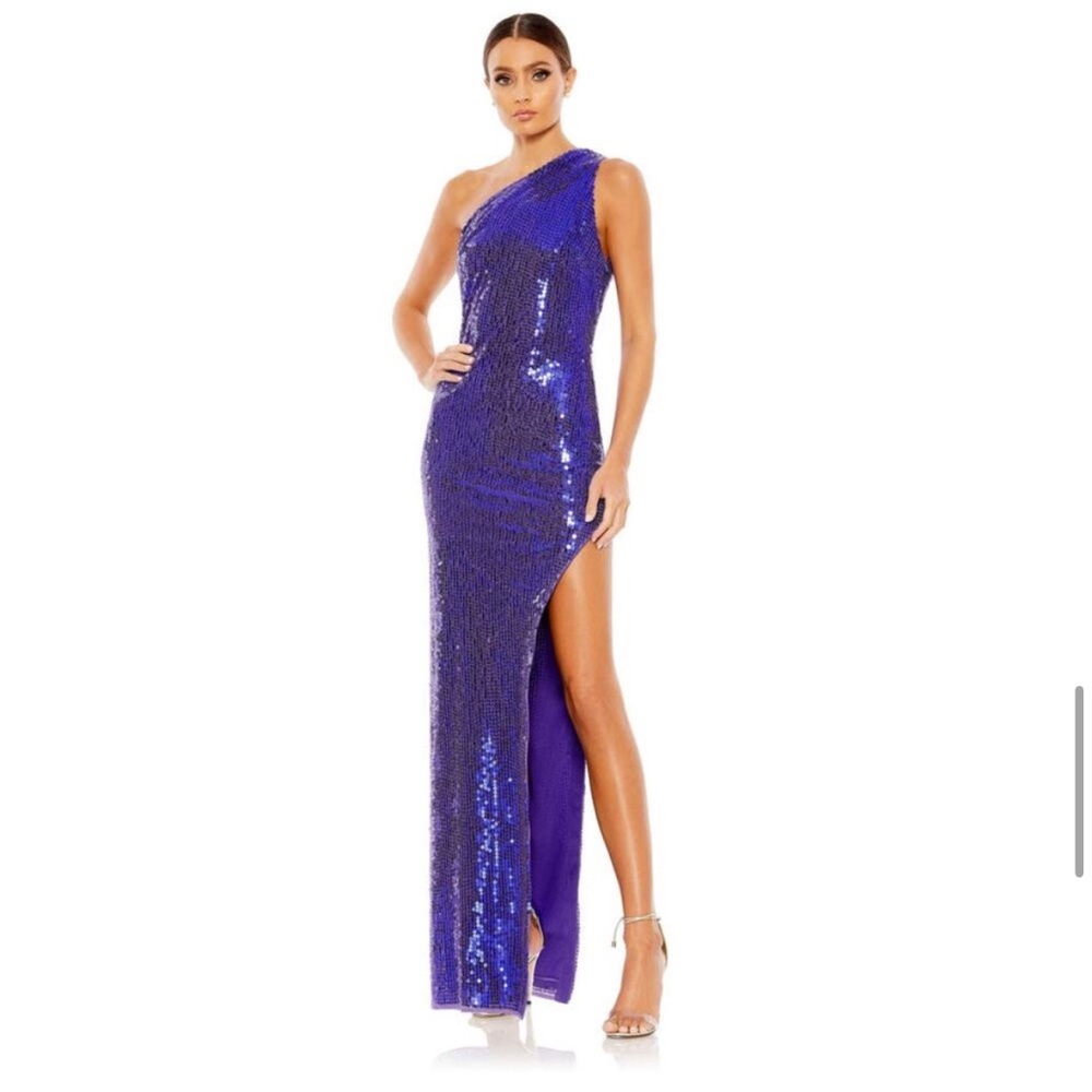 Gorgeous gown sequence gown. Looks stunning on.